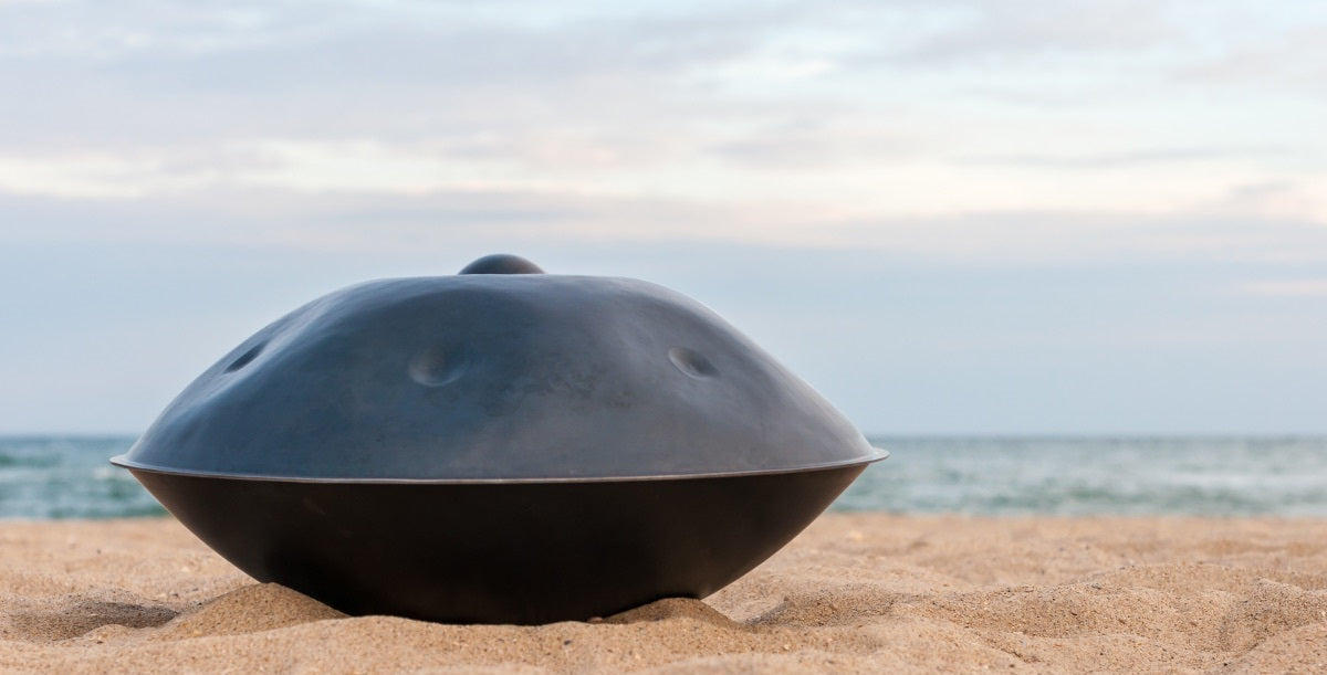 handpan sur la plage, hang drum, hang, zenapan, handpan france, instrument percussion, mer